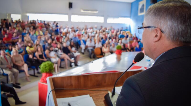 Prefeito eleito Pedro Spautz Netto falando as pessoas presentes na sessão.